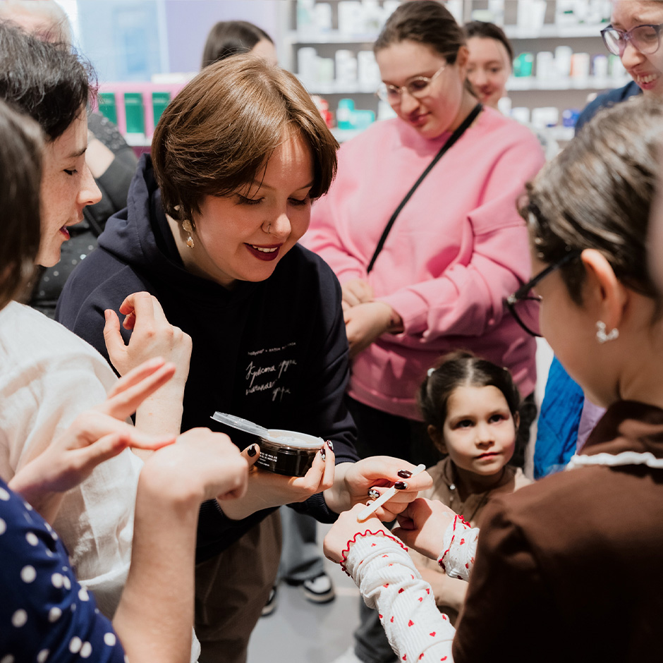 Тренер по продукту hollyshop Олеся рассказывает о косметике