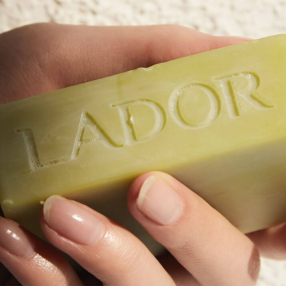 Твёрдый бессиликоновый шампунь с васаби Lador Wasabi Shampoo Bar