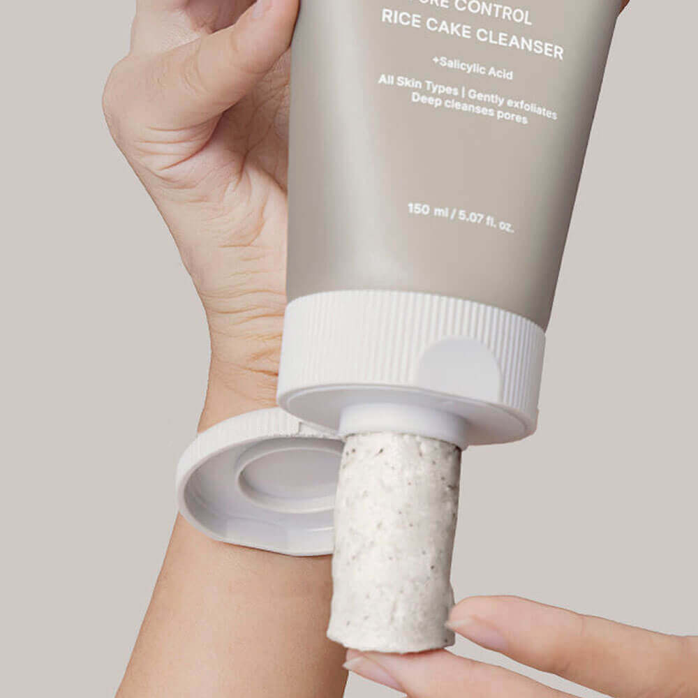 Пенка с кислотами от чёрных точек Arencia Rice + LHA Pore Control Rice Cake Cleanser