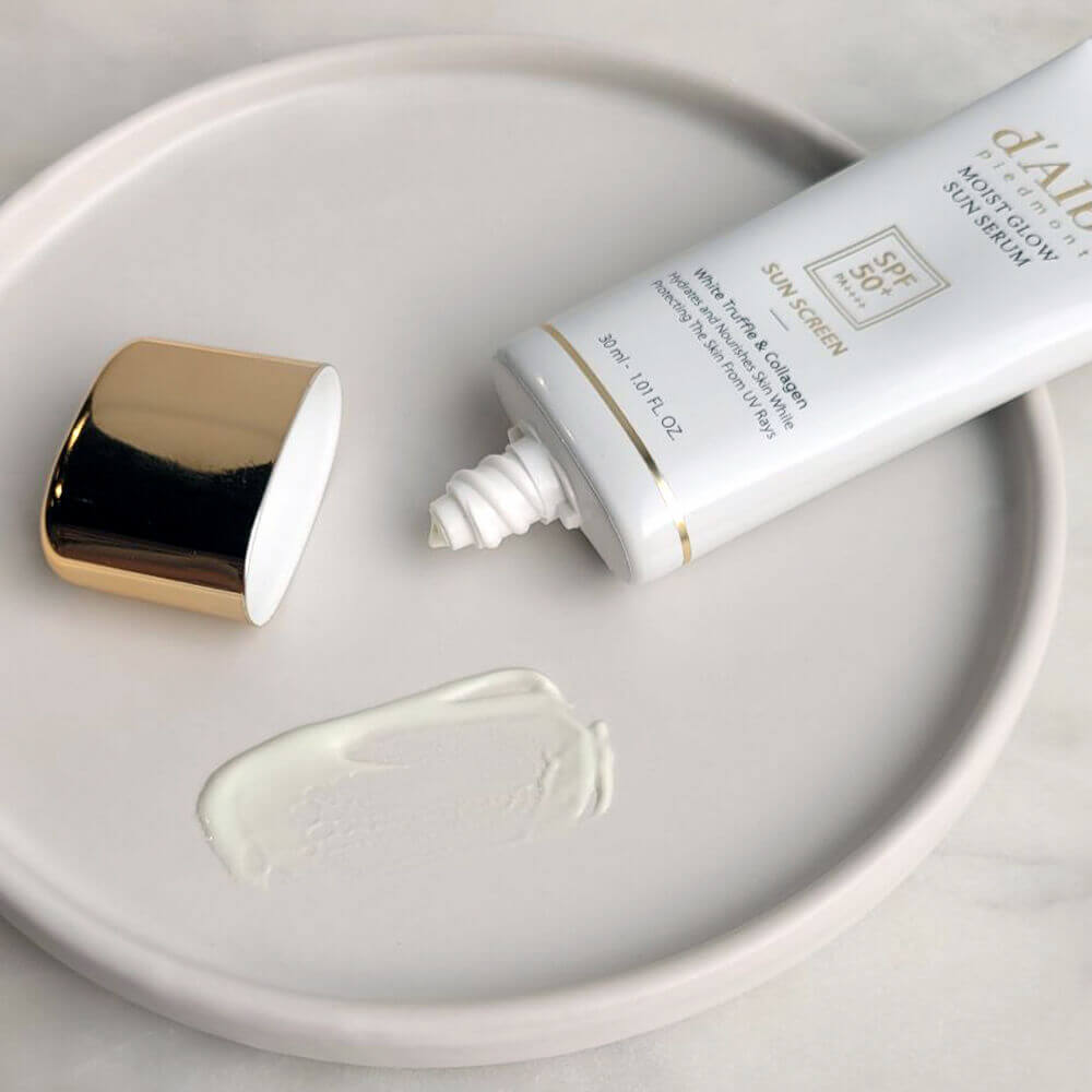 Санскрин с трюфелем d'Alba Moist Glow Sun Serum White Truffle&Collagen Sun Screen SPF50+ PA++++