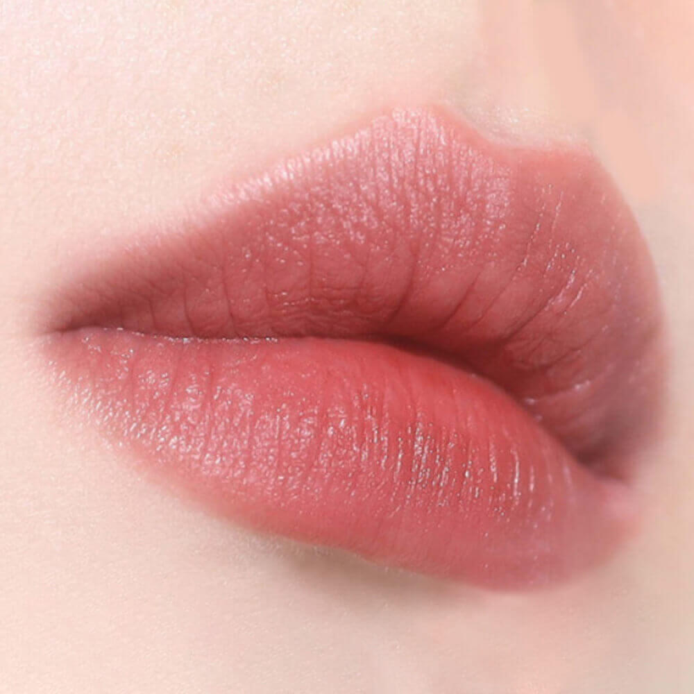 

Тающая помада в стике с матовым финишем hince Slim Stick Melting Matte 01 Deja Vu