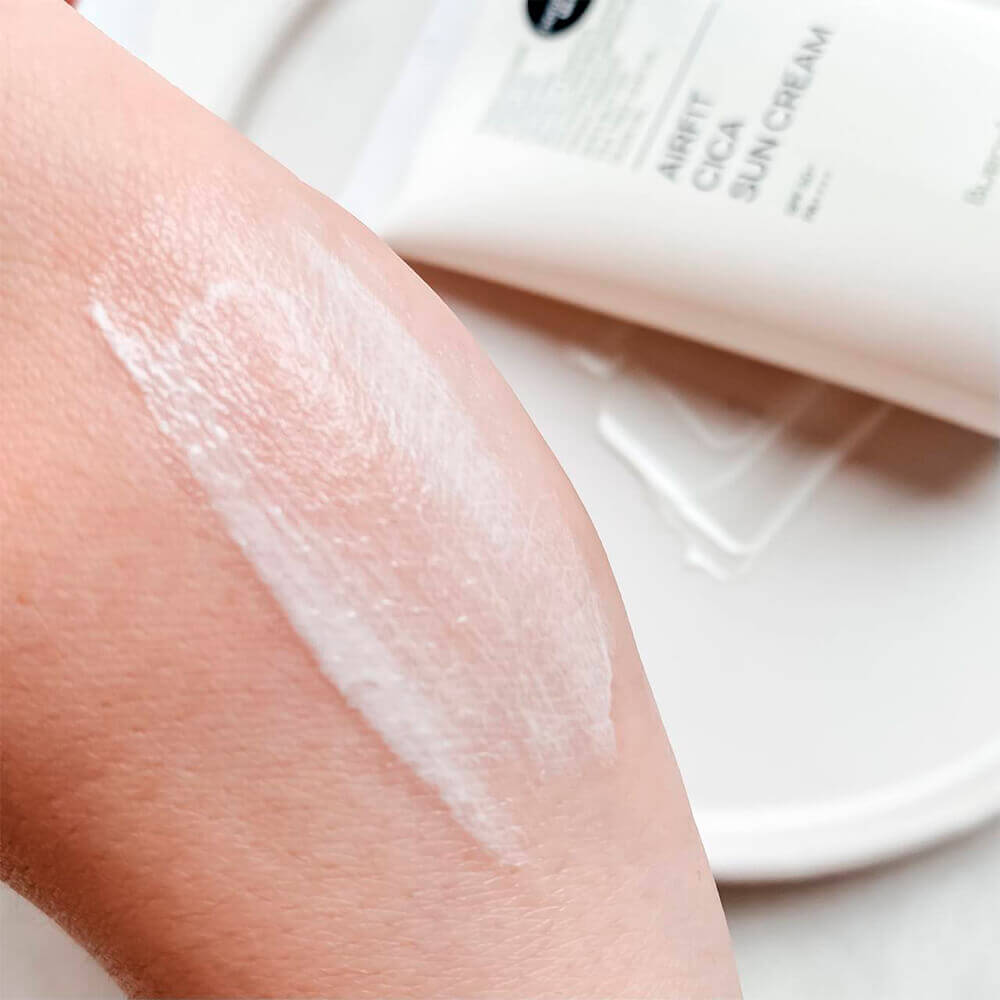 Осветляющий солнцезащитный крем с центеллой Bueno Perfect Airfit Cica Sun Cream SPF50+ PA++++