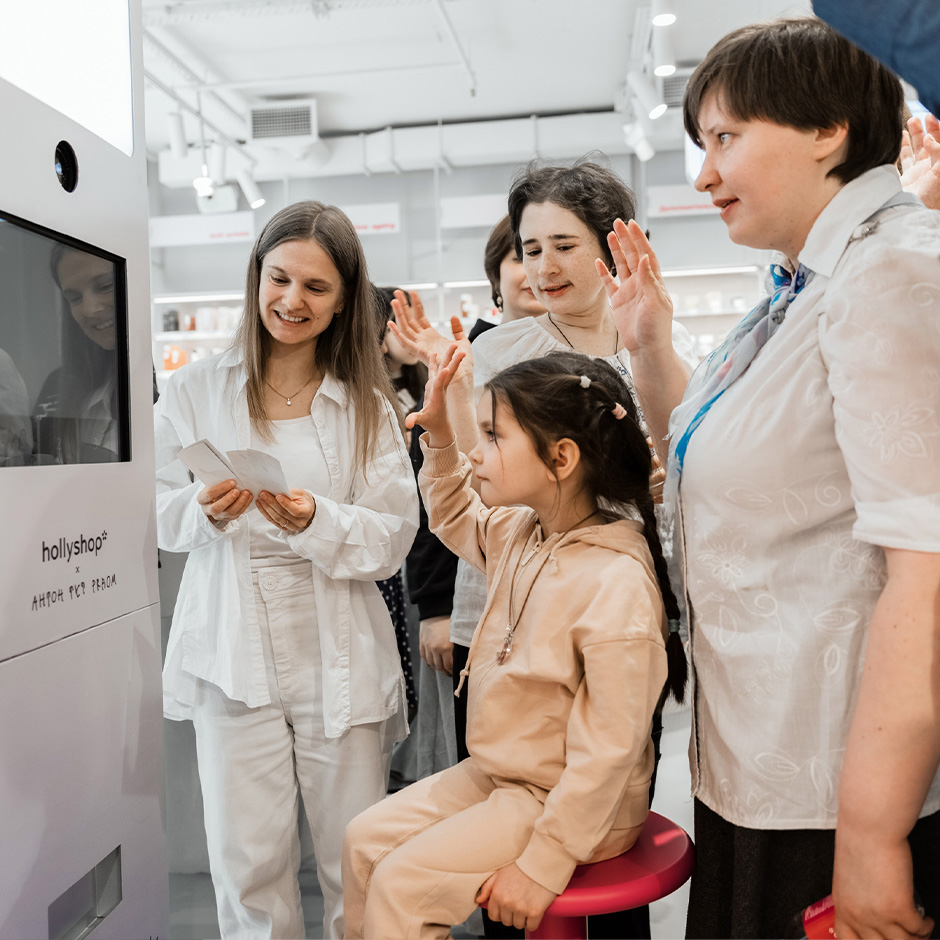 Участники экскурсии делают фото в фотобудке