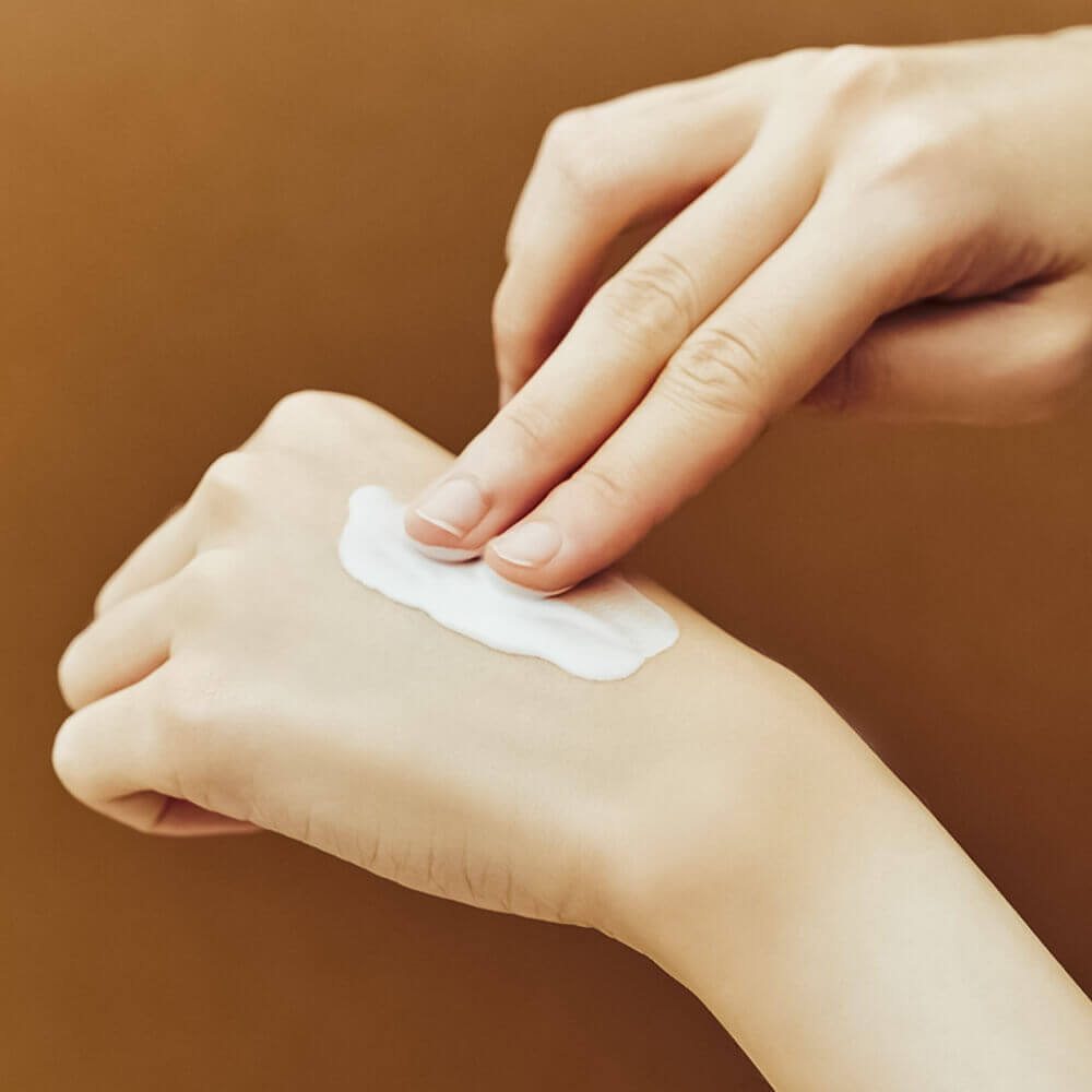 Солнцезащитный крем SKIN1004 Madagascar Centella Probio-Cica Glow Sun Ampoule SPF50+ PA++++