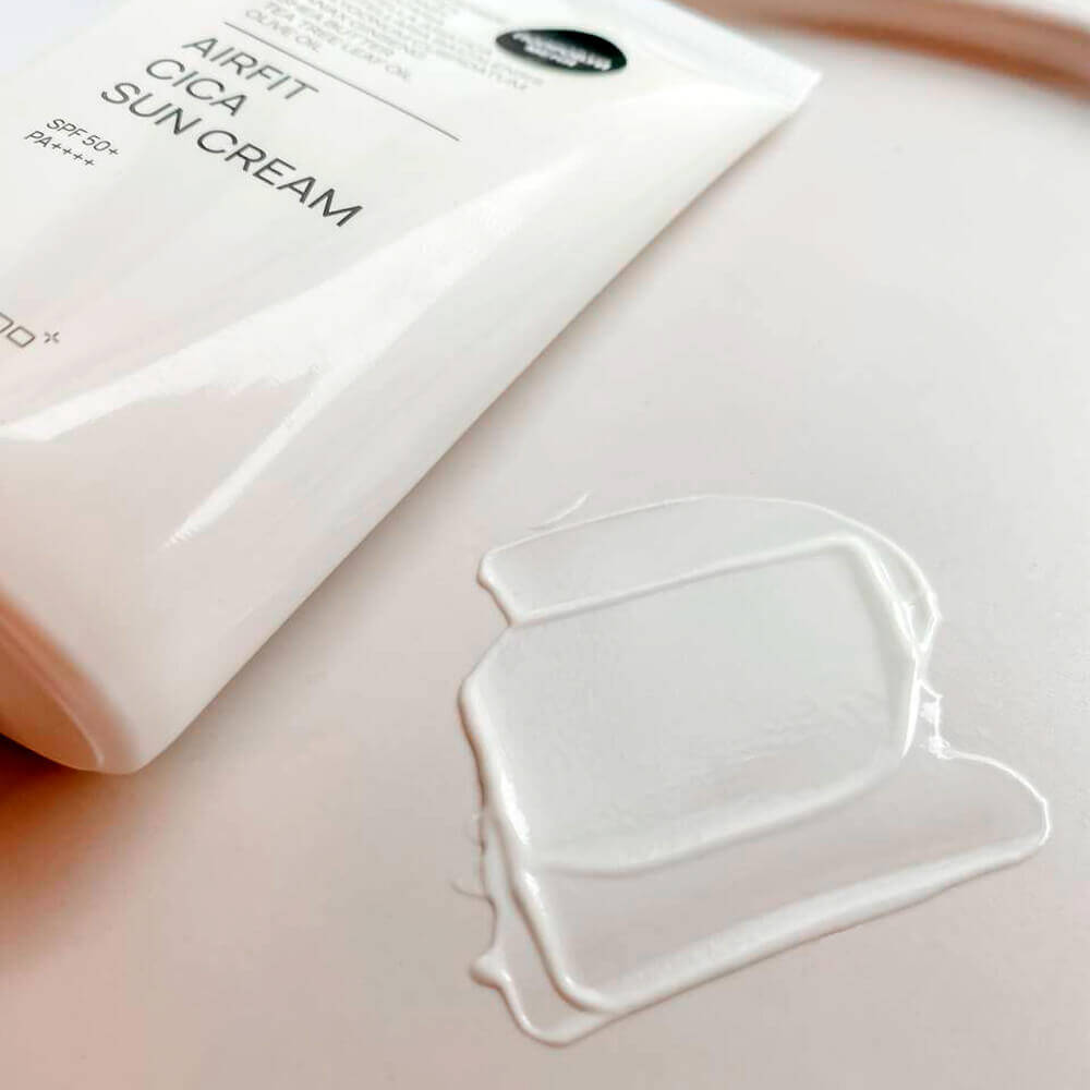 Осветляющий солнцезащитный крем с центеллой Bueno Perfect Airfit Cica Sun Cream SPF50+ PA++++