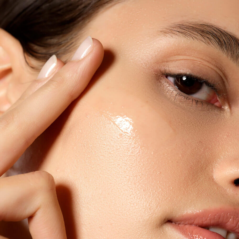 Невесомый солнцезащитный гель для лица Allies of Skin The One SPF50 Invisible Sunscreen Gel