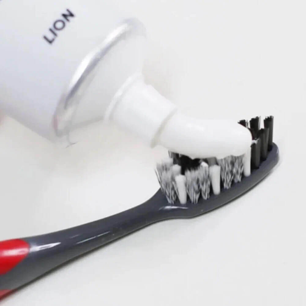 Отбеливающая зубная паста Lion Zact Plus