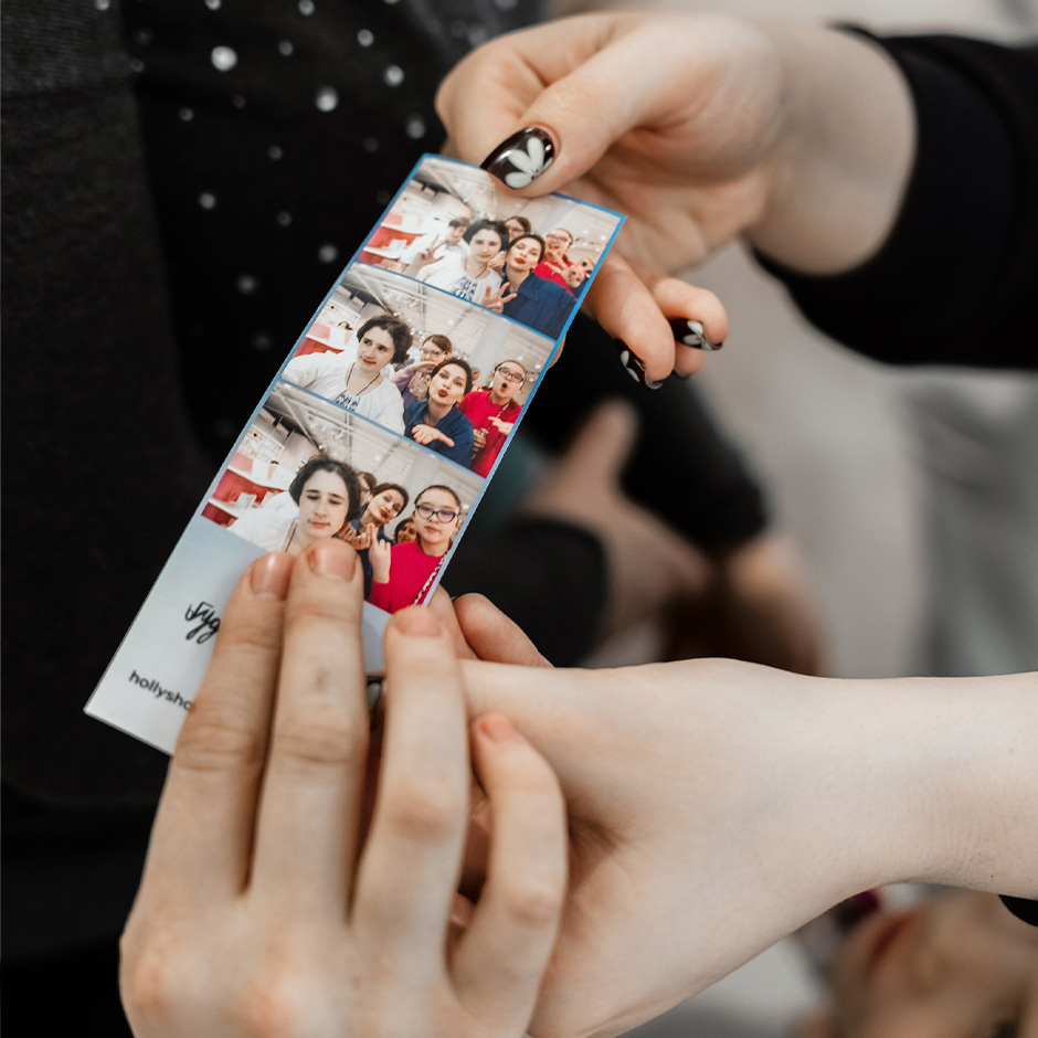 Участники экскурсии сделали фото в фотобудке