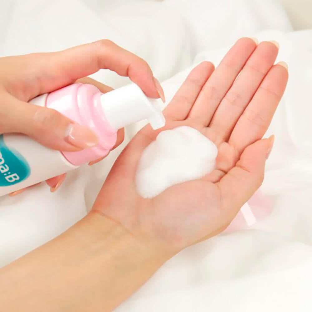 Слабокислотная очищающая пенка для интимной гигиены Derma:B Mild Feminine Foaming Wash