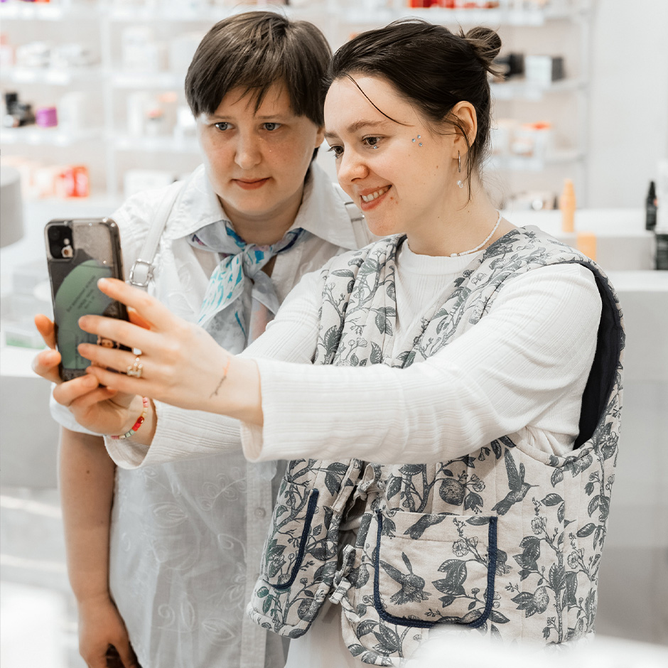 Участники экскурсии делают селфи