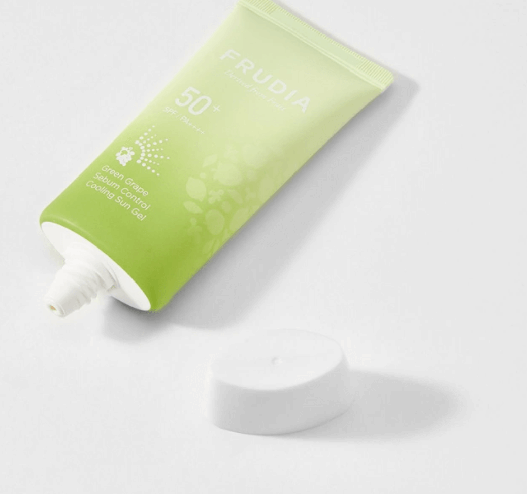 Солнцезащитный гель для жирной кожи Frudia Green Grape Sebum Control Cooling Sun Gel SPF50+ PA ++++