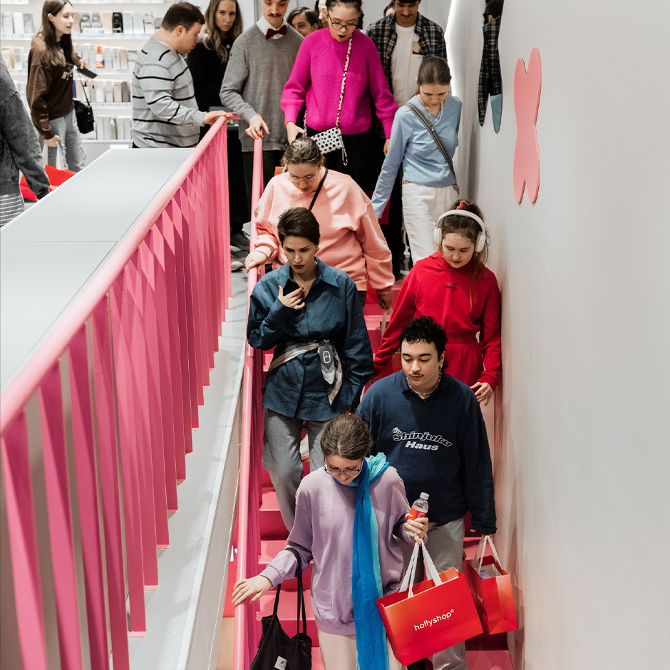 Участники экскурсии в магазине hollyshop в Санкт-Петербурге