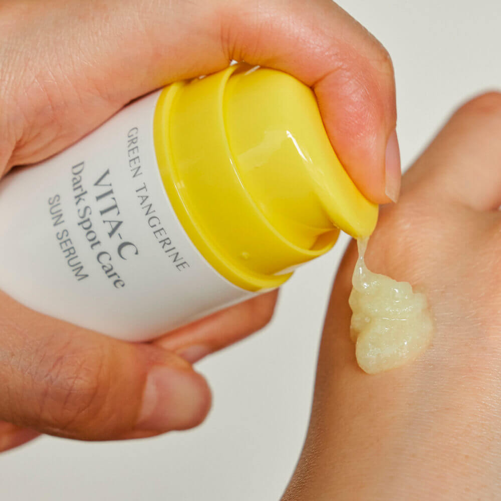 Санскрин от пигментации Goodal Green Tangerine Vita C Dark Spot Care Sun Serum SPF50+ PA++++