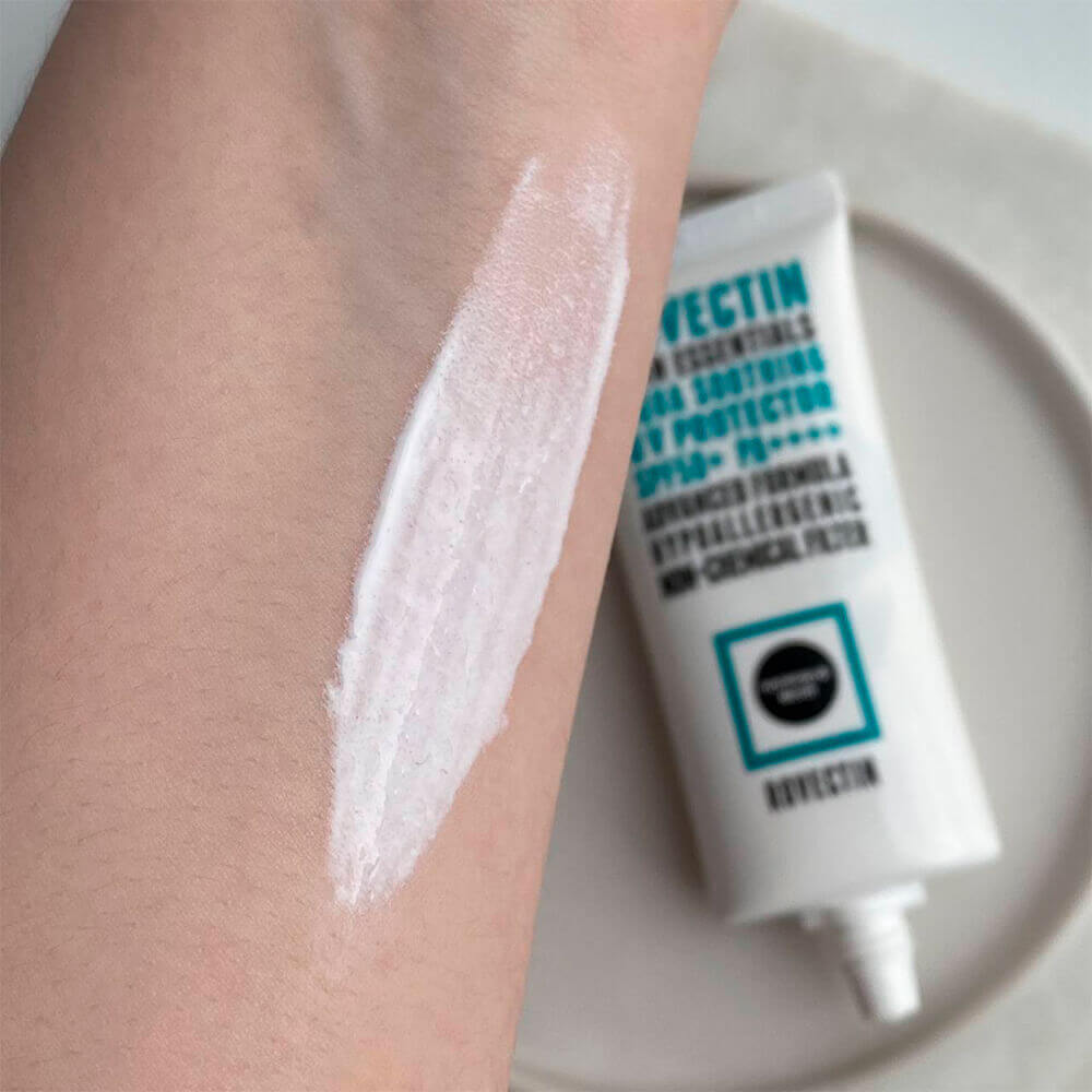 Успокаивающий солнцезащитный крем Rovectin Skin Essentials Aqua Soothing UV Protector SPF50+ PA++++