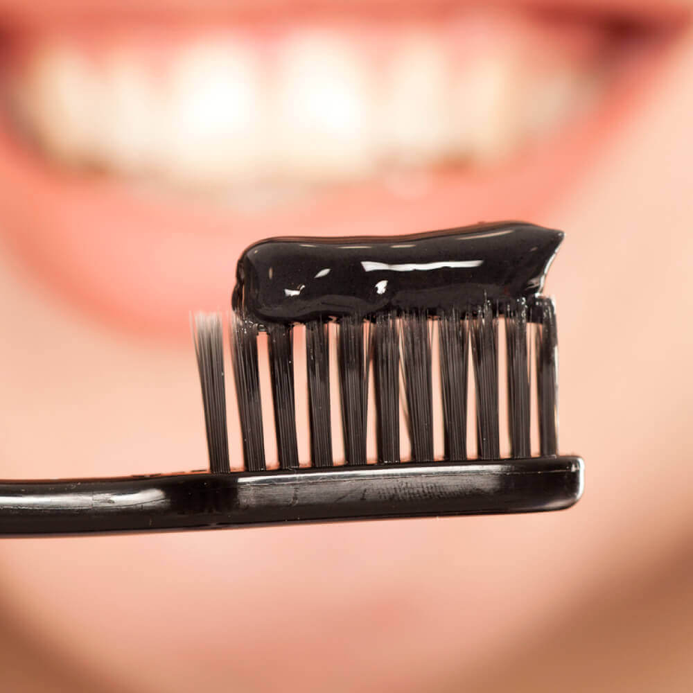 Отбеливающая зубная паста с углём Dental Clinic 2080 Black Clean Charcoal Toothpaste