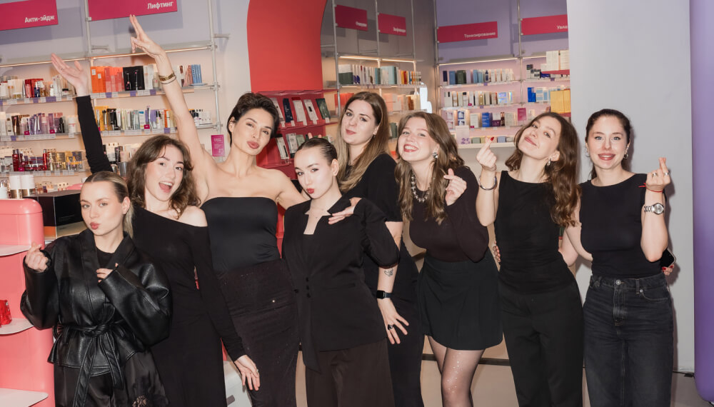 hollyshop team.jpg